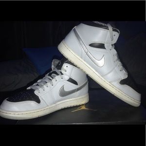 Air Jordan pure platinum 1 mids